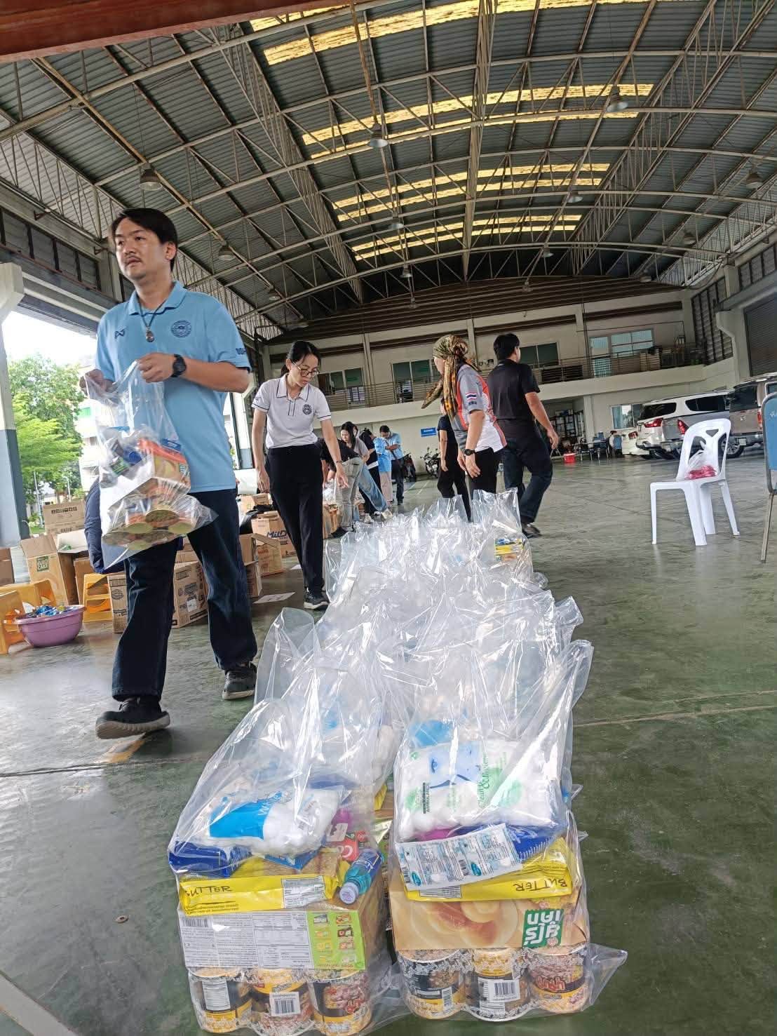 สทล.13 รวมใจ ร่วมแรง แพคถุงยังชีพ